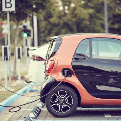 Elektromobilność – Podstawy pojazdów elektrycznych, jak działają i jak są zasilane
